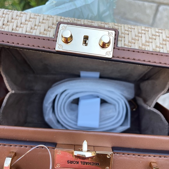 ππBrand New Michael Michael Kors
Island Escape Theodora Md Cross Body Bagππ - Picture 10 of 16